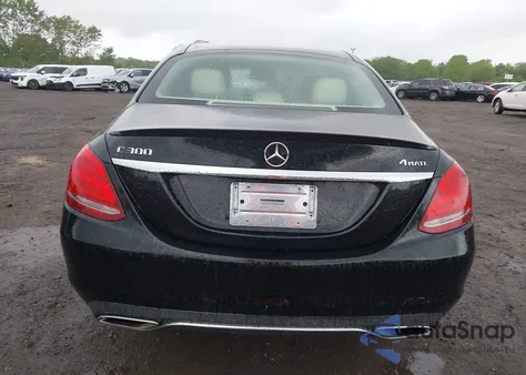 2016 Mercedes-Benz C 300 4Matic/Luxury 4Matic/Sport 4Matic z USA, uszkodzony, nr VIN WDDWF4KBXGR132354